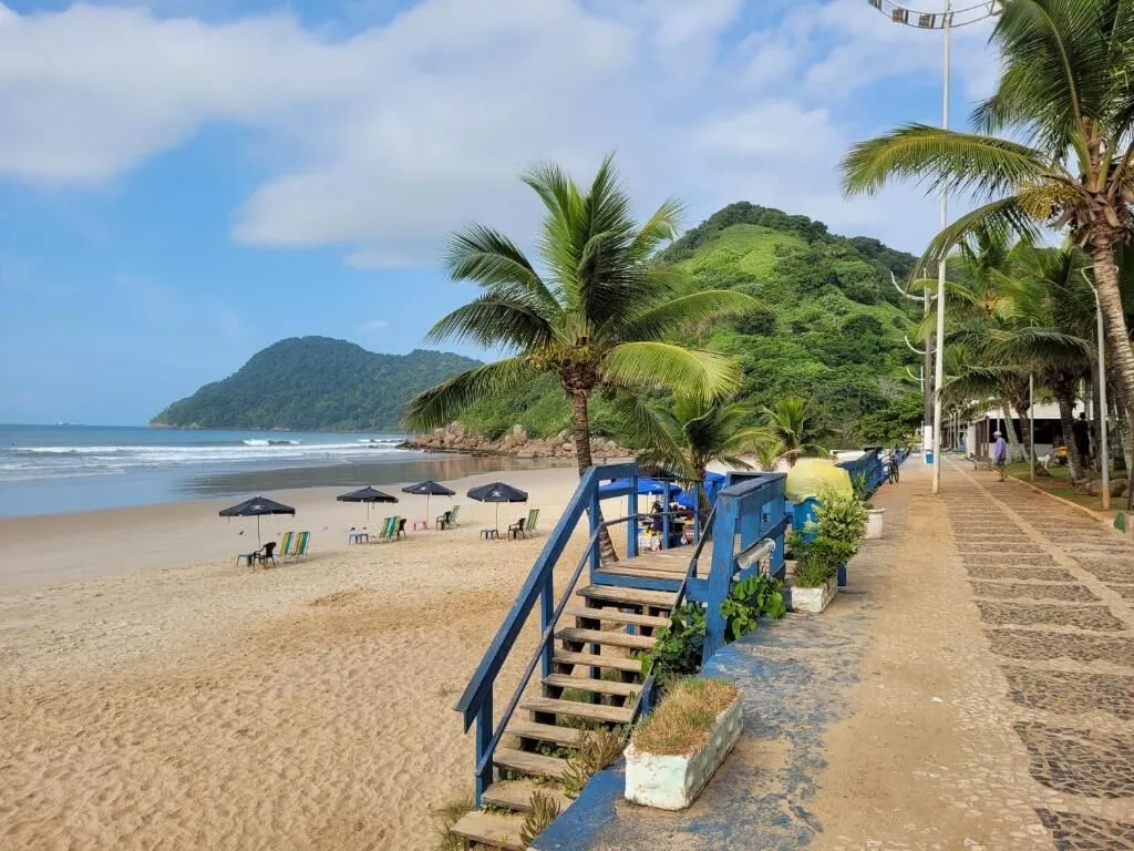 Características Únicas da Praia do Tombo no Guarujá