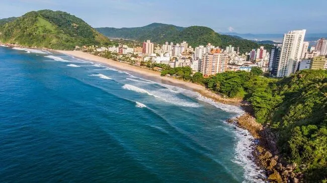 Praia do Tombo no Guarujá: Beleza Natural e Sustentabilidade Reconhecida